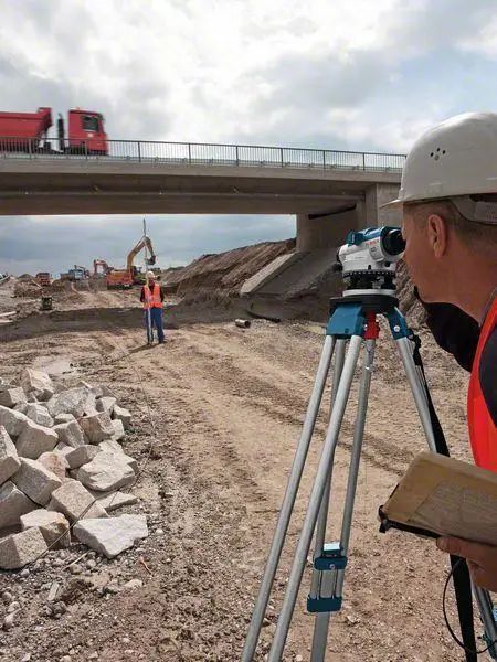 Профессиональный оптический нивелир Bosch Professional GOL 20 D в кейсе с штативом BT 160, линейкой GR 500_ BR 0601068402 фото