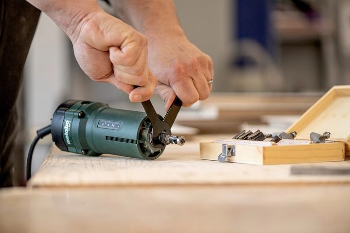 Профессиональный ручной столярный кромочный фрезер по дереву Metabo FM 500-6 : 500 Вт, 6 цанга, х.х.32000 об/м_ BR 601741000 фото